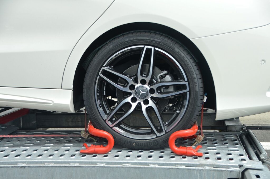 captured, on the highway, towing service-1582002.jpg